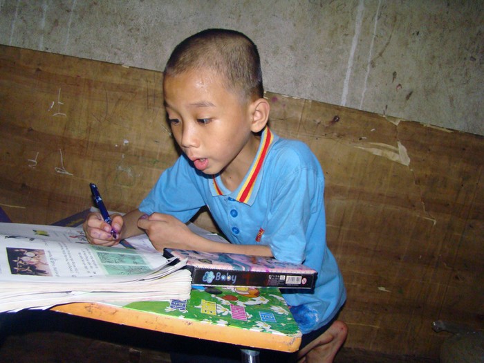 Năm nay đã 11 tuổi nhưng Đào Văn Long vừa mới may mắn được vào học lớp 1